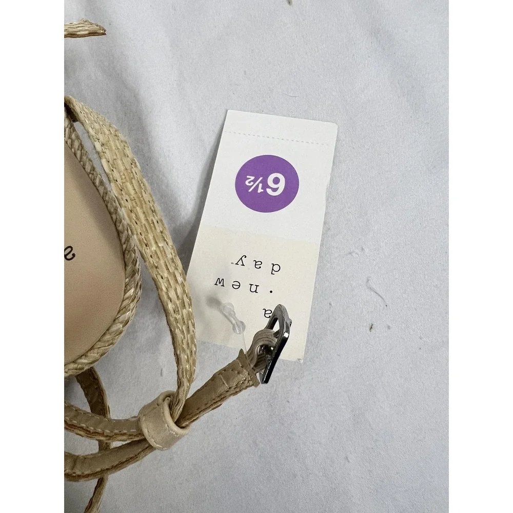 A New Day Sandals Womens Size 6.5 Tan Beige Tanesmee Woven Raffia Crochet Flower